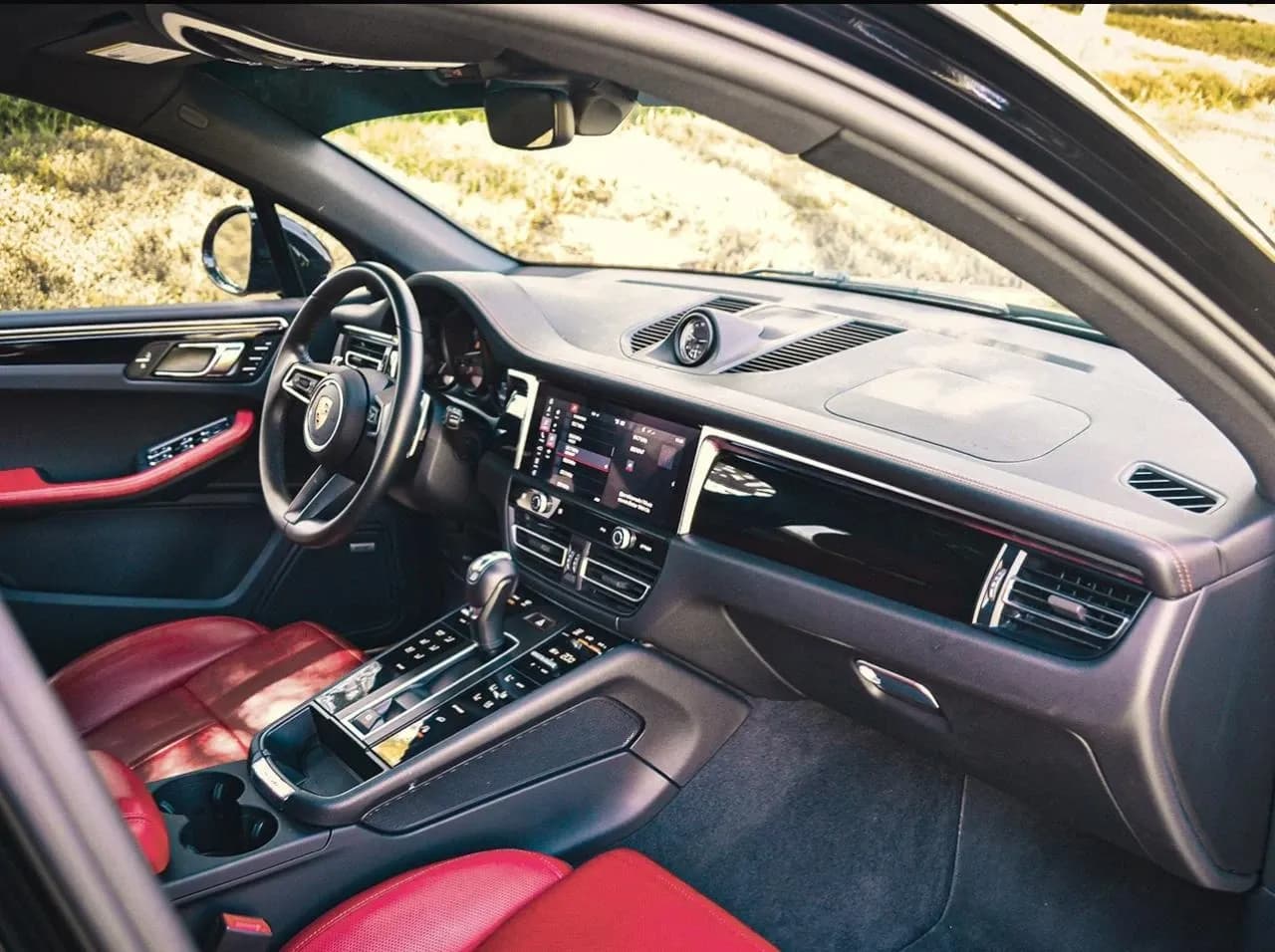 Porsche Porsche Macan - Luxury rental car (2024) - image 9